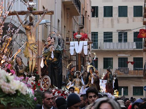 Vi spiego la Processione dei Misteri in tre parole: Festa, Mare e Teatro