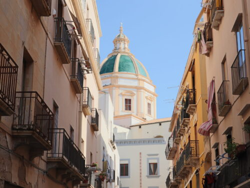 Tra i budelli del centro storico di Trapani (foto)