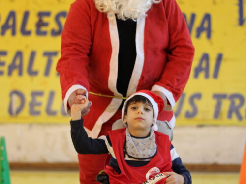 Babbo Natale esiste e arriva al PalaVirtus facendo felici gli atleti del baskin (video)